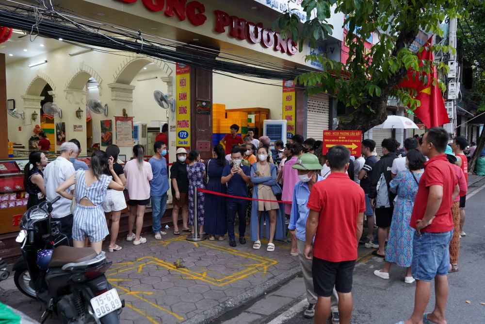 Stores draw lines to guide people to line up properly, avoid jostling during shopping, and avoid encroaching on the roadway and obstructing traffic.