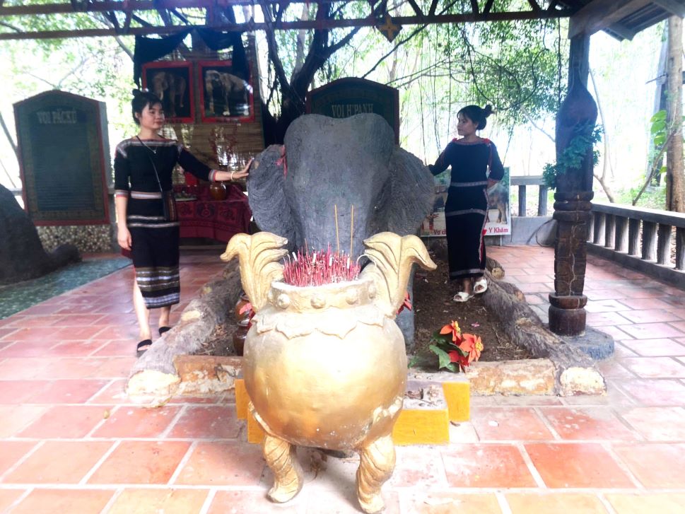 The tomb of female elephant H'Panh. Photo: Thanh Quynh