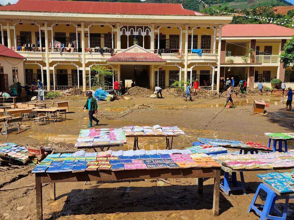 Thầy và trò trường Tiểu học Chiềng Nơi vẫn chật vật khắc phục hậu quả mưa lũ để bước vào năm học mới. Ảnh: Nhà trường cung cấp