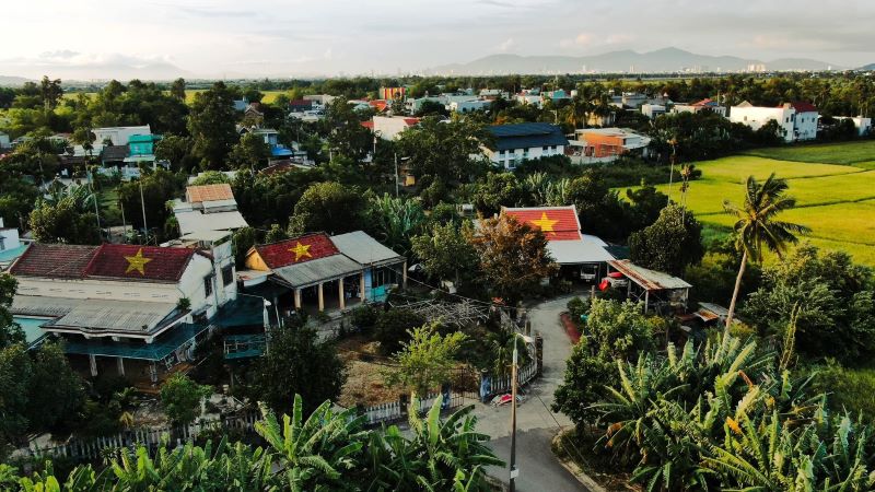 Người Đà Nẵng vẽ cờ Tổ quốc lên mái nhà mừng lễ Quốc khánh. Ảnh: TT