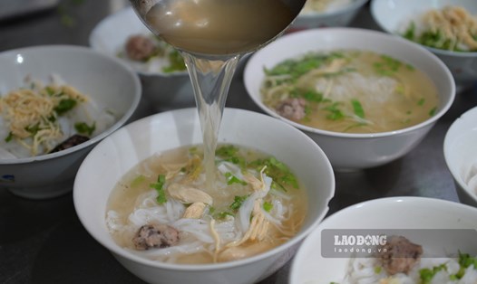 Bát phở 5.000 đồng với nhân thịt gà xé. Ảnh: Lương Hà