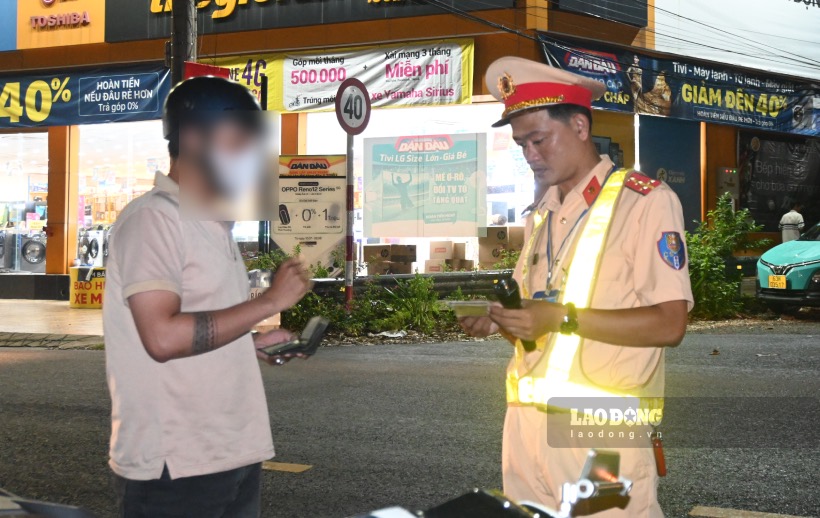 The Traffic Police - Order Team of Tan Phuoc District Police (Tien Giang Province) patrolled, controlled and detected and handled many cases of motorcyclists driving on the road with breath alcohol concentration exceeding the permitted level on Provincial Road 867.