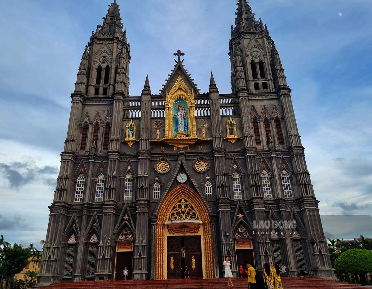 Also known as one of the largest and most beautiful religious architectural works in Nam Dinh, Hung Nghia Church