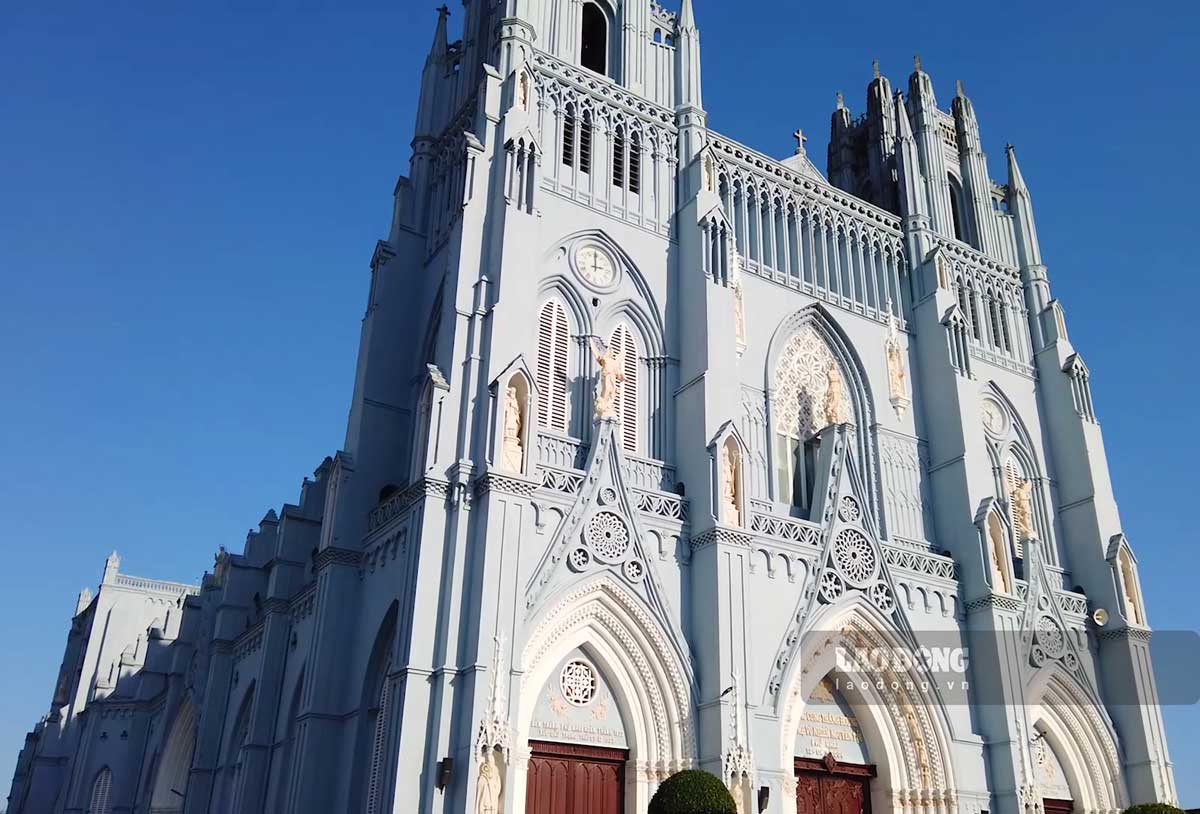 Referring to the most beautiful churches in Thanh Nam, we certainly cannot ignore the mystery and ancient and majestic architecture of Phu Nhai Minor Basilica. This place was first built in 1866. In 1881, Phu Nhai church was rebuilt in an Asian style and changed to a European style in 1916.