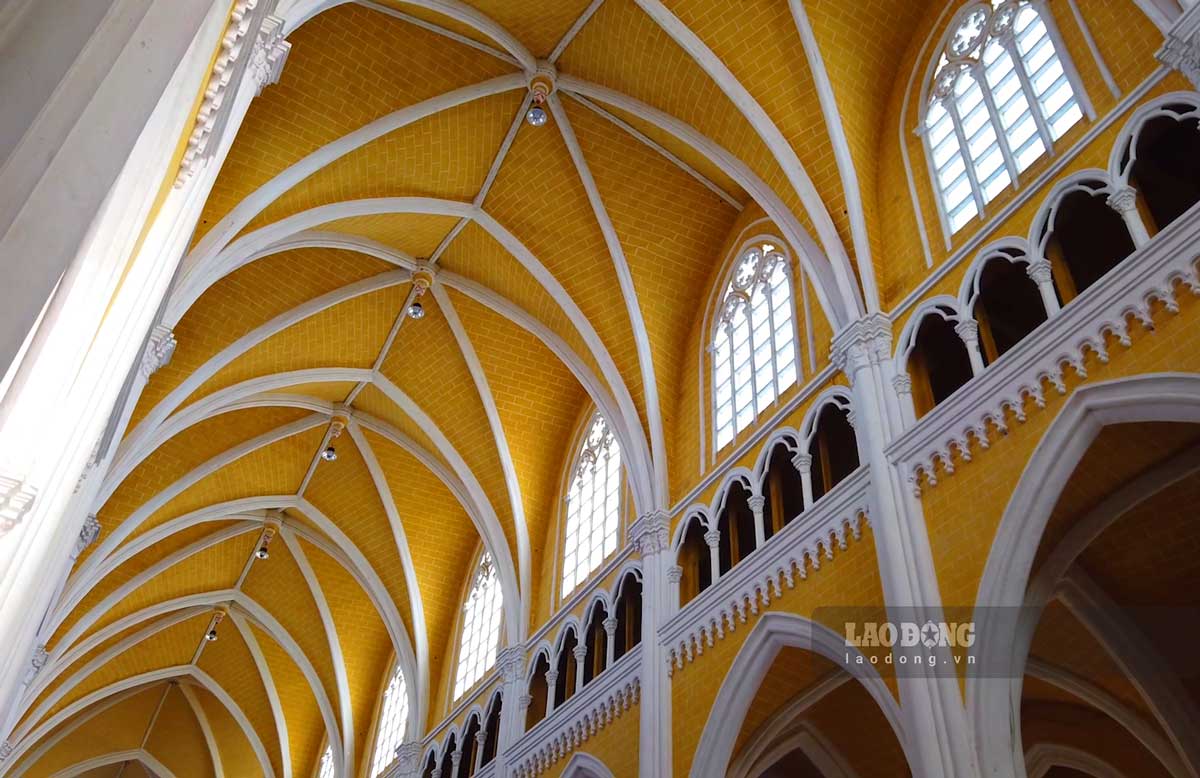 Phu Nhai Church, despite many changes in appearance, still retains the sophistication of Gothic architecture, with a length of 80m, a width of 27m, a height of 30m, two 44m high towers and a main color of white and blue.