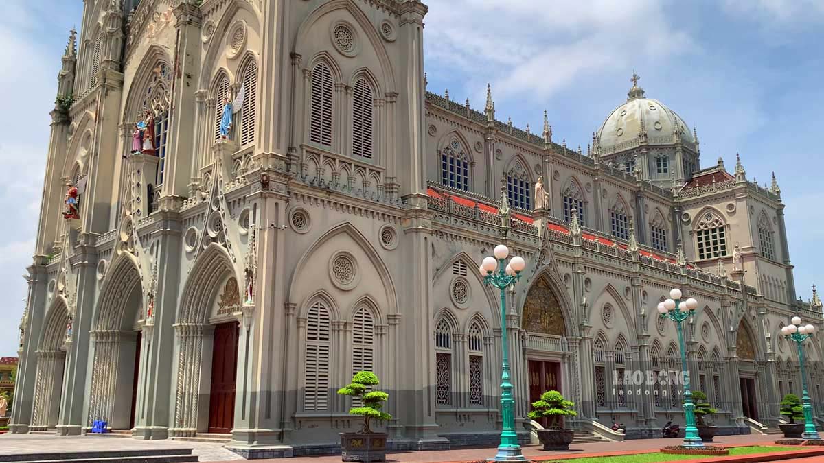 Kien Lao Holy Temple was built after Our Lady of Bui Chu Church, with a length of 75m, a width of 26m, a height of 28m and a 46m high bell tower.