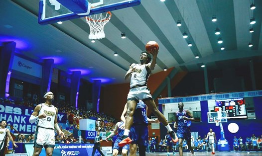 Saigon Heat (áo trắng) bất ngờ thất bại ở lượt 36 VBA 2024. Ảnh: An Khanh