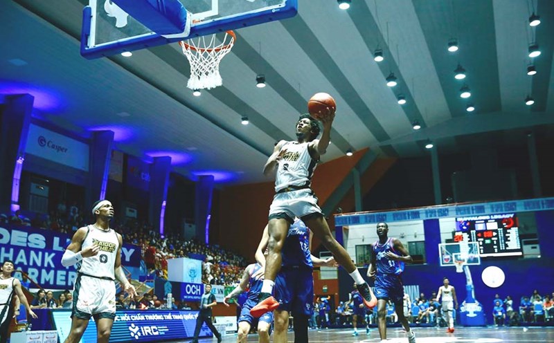 Saigon Heat (áo trắng) bất ngờ thất bại ở lượt 36 VBA 2024. Ảnh: An Khanh