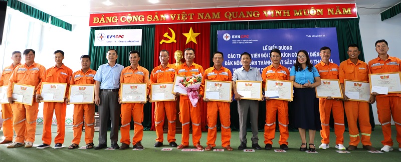 The Dak Nong Provincial Labor Federation awarded certificates of merit to individuals who excellently completed the assigned tasks. Photo: Phan Tuan