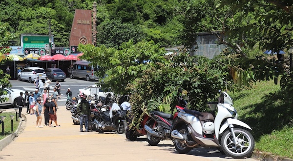 Tourists have to park at the entrance of the relic. Photo: Nguyễn Linh