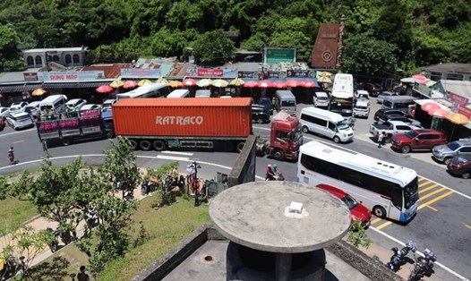 Khai thác dịch vụ tại Hải Vân Quan còn ngổn ngang, dang dở, thiếu bãi đổ xe. Ảnh: Nguyễn Linh