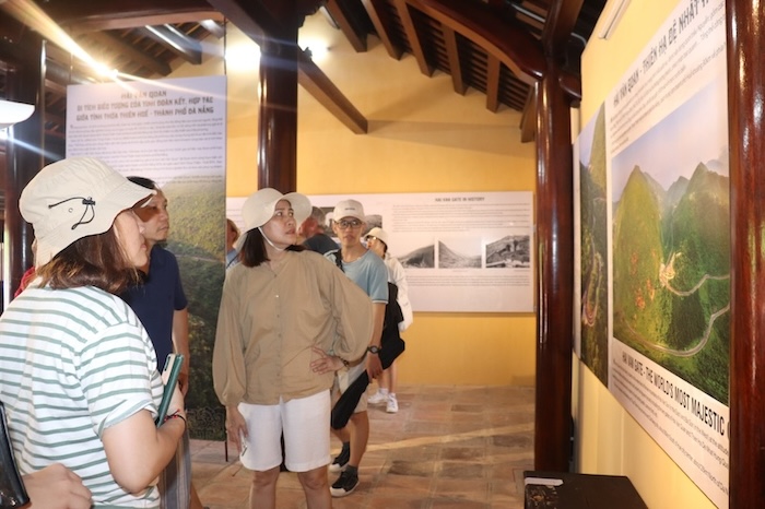 Tourists viewing information at Hải Vân Quan relic. Photo: Nguyễn Linh