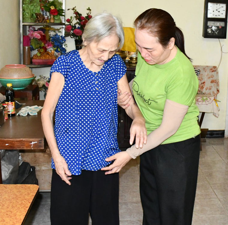 While taking care of her elderly mother with epilepsy, Ms. Vo Thi Bich Thuy (resigned, handed over since March 2024) is still waiting for the decision to terminate her labor contract. Photo: Xuan Nhan.