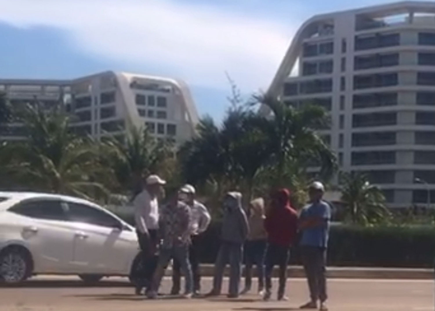 Workers gather to demand unpaid wages and SI in front of FLC Quy Nhon. Photo taken from the clip.