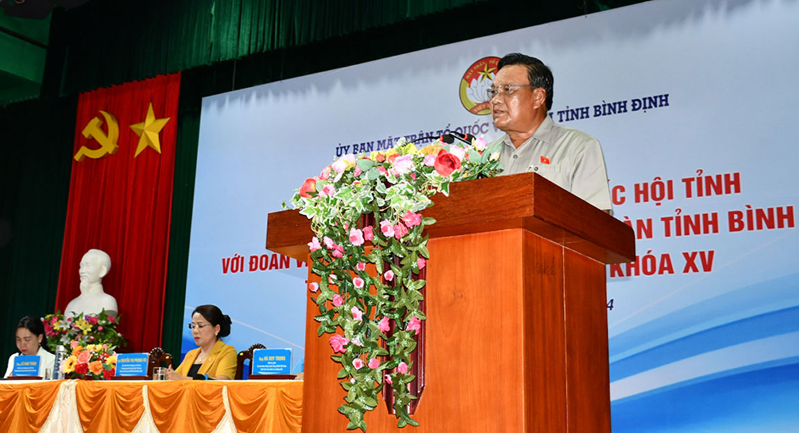 Permanent Deputy Secretary of the Provincial Party Committee, Head of the Binh Dinh National Assembly Delegation Le Kim Toan receives feedback on the situation of “suspended” SI benefits for workers. Photo: Xuan Nhan.