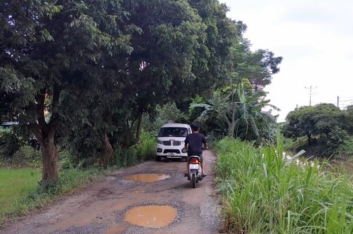 Con đường vòng qua dự án lầy lội, nguy hiểm. Ảnh: Phóng viên 