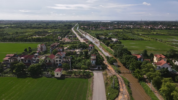 Con đường bị cắt đôi ở Phú Xuyên. Ảnh: Phóng viên