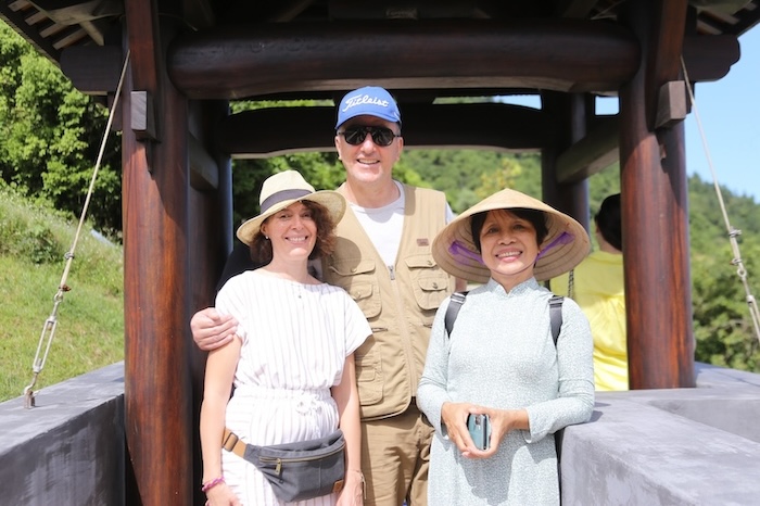 Du khách chụp ảnh tại di tích Hải Vân Quan. Ảnh: Nguyễn Linh