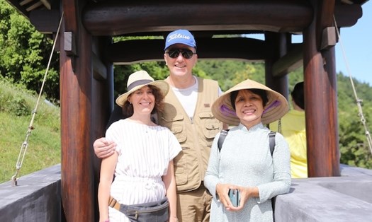 Du khách chụp ảnh tại di tích Hải Vân Quan. Ảnh: Nguyễn Linh