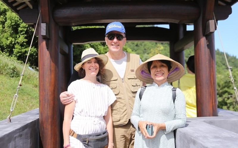 Du khách chụp ảnh tại di tích Hải Vân Quan. Ảnh: Nguyễn Linh