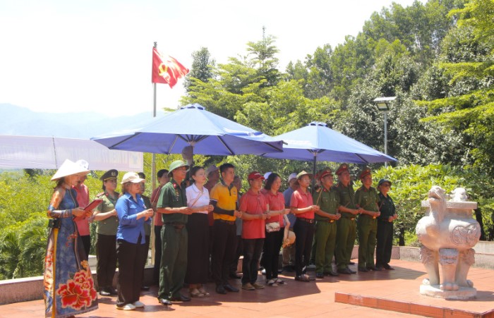 Dâng hương, dâng hoa tại khu di tích lịch sử cách mạng Trung Trung bộ - Nước oa. Ảnh: Sông Hàn