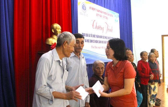 Representatives of the delegation gave gifts to households that are policy families and have difficult circumstances. Photo: Han River