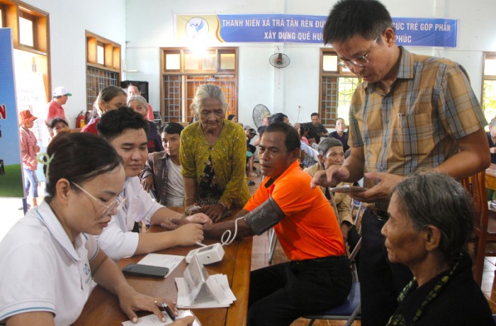 Tư vấn, khám sức khỏe cho đồng bào Ca Dong. Ảnh: Sông Hàn