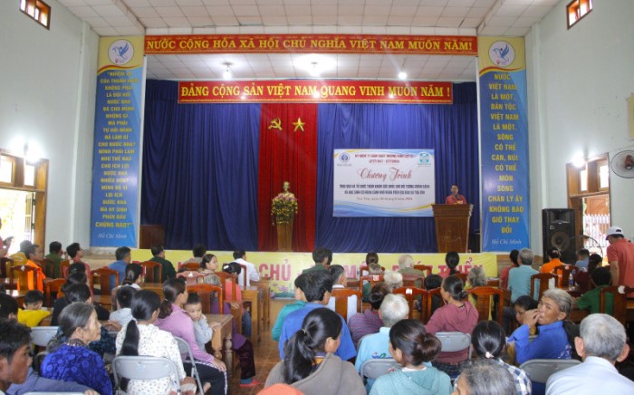 The program "Civil mobilization - Return to the source" gives gifts and health checks to Ca Dong people in Tra Tan commune, Bac Tra My district. Photo: Han River