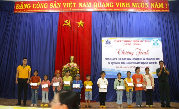 Trẻ em thuộc gia đình có hoàn cảnh khó khăn nhận quà từ chương trình. Ảnh: Sông Hàn