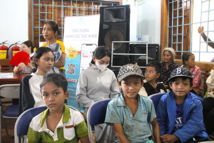 Children of the Ca Dong ethnic minority during the gift giving ceremony