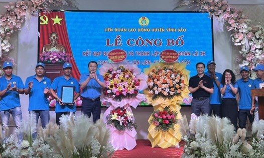 Lãnh đạo LĐLĐ TP.Hải Phòng, UBND huyện Vĩnh Bảo chúc mừng nghiệp đoàn lái xe container thành lập. Ảnh: Mai Dung