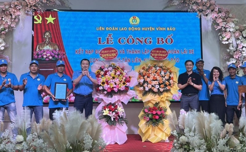 Lãnh đạo LĐLĐ TP.Hải Phòng, UBND huyện Vĩnh Bảo chúc mừng nghiệp đoàn lái xe container thành lập. Ảnh: Mai Dung