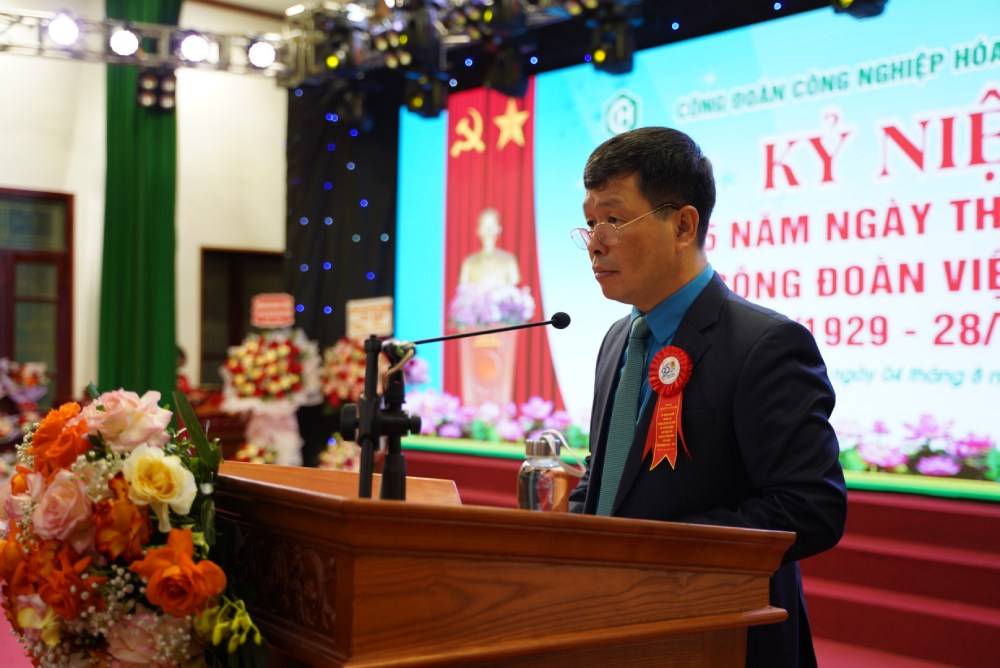 Mr. Nguyen Huy Thong - Chairman of the Vietnam Chemical Industry Union speaking at the conference. Photo: Den Phu