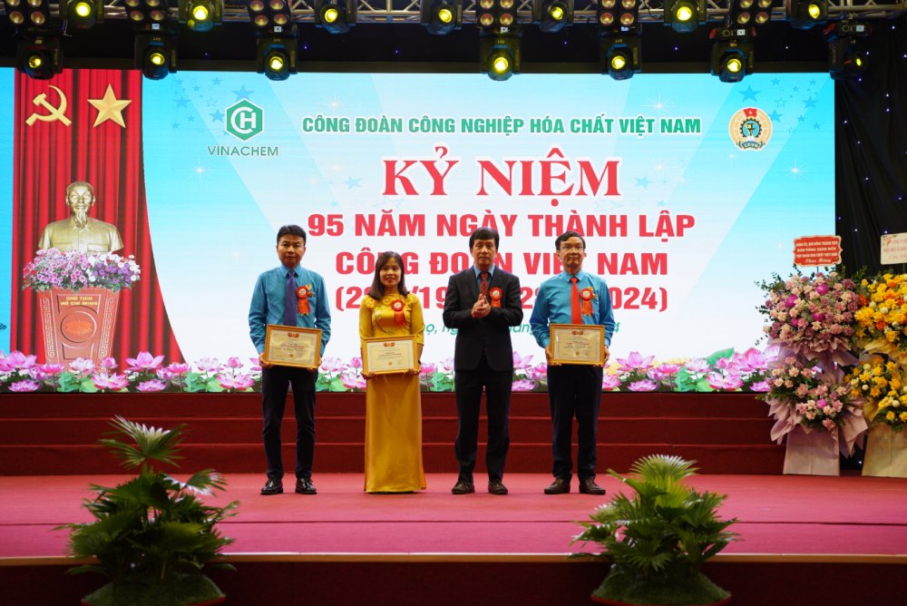 Mr. Phan Van Ban - Member of the Presidium of the Vietnam General Confederation of Labor, Chairman of the Vietnam Trade Union of Industry and Trade, awarding certificates of merit to individuals. Photo: Den Phu