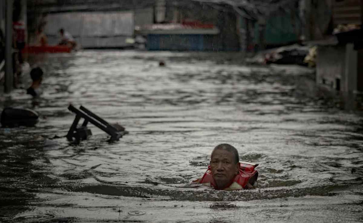 Một người dân lội trong nước lũ do bão Gaemi tại thành phố Quezon, Metro Manila, Philippines, ngày 24.7.2024. Ảnh chụp màn hình