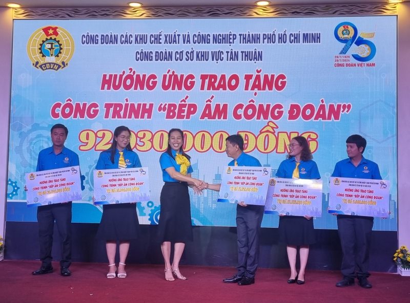 Bà Vũ Thế Vân - tiếp nhận kinh phí thực hiện công trình “Bếp ấm Công đoàn” do đoàn viên, người lao động, nhà tài trợ ủng hộ. Ảnh: Nam Dương