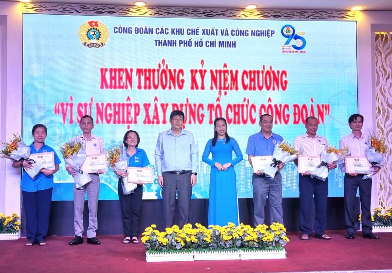 Officials of grassroots trade unions receive the “For the cause of building the Trade Union” medal. Photo: Nam Duong