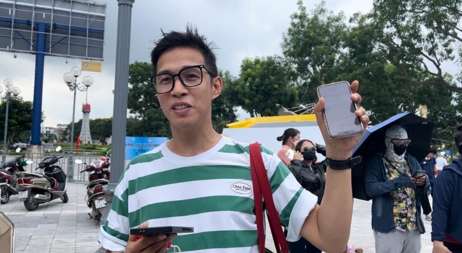 Fan Ronnie (Philippines) shared with Lao Dong: “I asked to buy a ticket from a woman in the stadium, and she sold it for 1 million VND per ticket. That's too expensive. I don't want to spend 1 million VND for a ticket.”