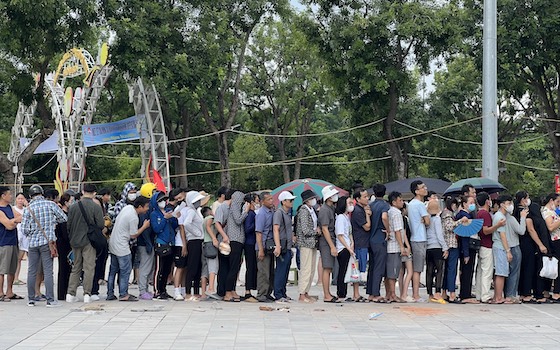 On the morning of August 4, people from Vinh Phuc province and some neighboring localities lined up early in front of the Vinh Phuc Provincial Sports Stadium to buy tickets for the match between the Vietnamese women's volleyball team and Thailand at SEA V.League 2024. The organizers still maintain two ticket prices of 100,000 VND and 200,000 VND. Each person is only allowed to buy 2 tickets per turn.