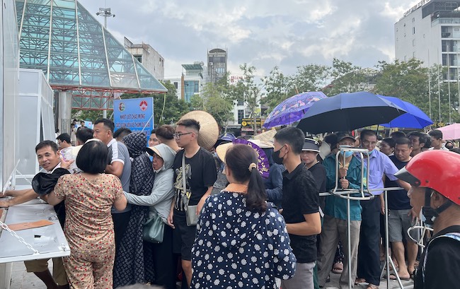 Some spectators said they waited in vain and left. A group of Philippine fans (playing the 4 pm match) also lined up early but couldn't buy tickets.