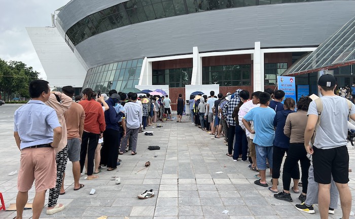 According to the people, after about 15-20 minutes of opening (starting from 8 am), the ticket booth closed again, causing many people to be frustrated and continue waiting. The crowd heading to the stadium grew larger, but the organizers still sold tickets in dribs and drabs.