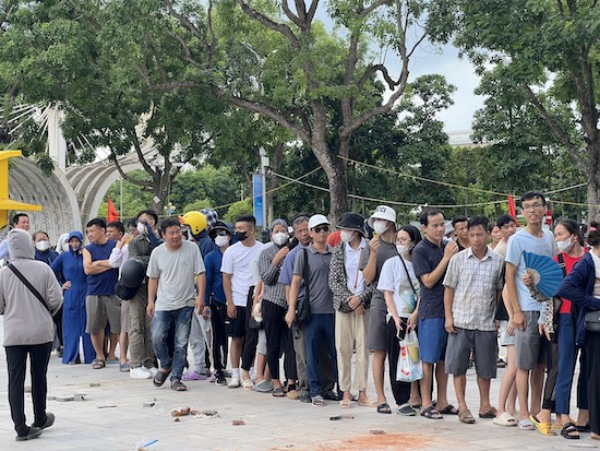 Before the heat of the championship match, hundreds of spectators wanted to own tickets to watch Thanh Thuy and her teammates play.