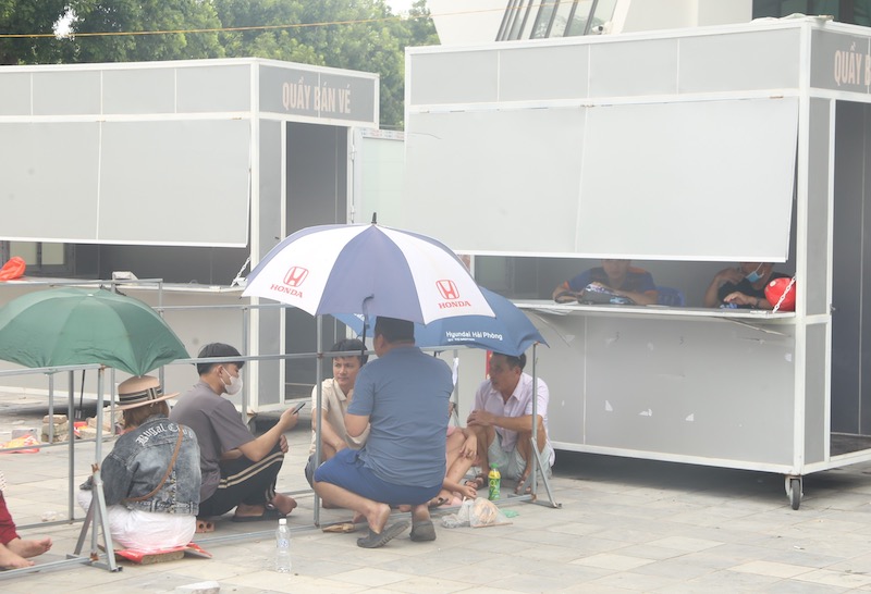 Many people lined up, holding their spots before the ticket booth opened. Earlier, on the night of August 3, many spectators placed bricks, slippers, and even laid mats to sleep in front of the ticket booth to wait to buy tickets in the morning.