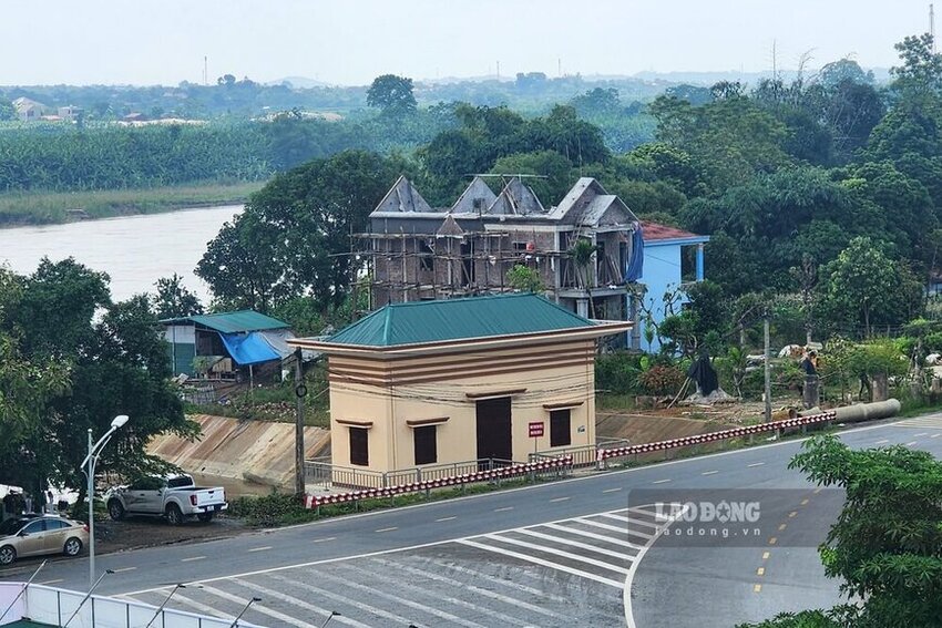 “Đến nay, công tác vận hành trạm bơm Sơn Tình đã đi vào ổn định. Khi có nhu cầu tiêu thoát nước (nước ngập đồng ruộng, khu dân cư...), hệ thống cống tự chảy sẽ hoạt động. Nếu trong trường hợp nước ngoài sông dâng cao hơn phía trong, nước không thoát ra cống tự chảy được, trạm sẽ bơm cưỡng bức để tiêu thoát nước ra sông” - ông Tuấn chia sẻ.