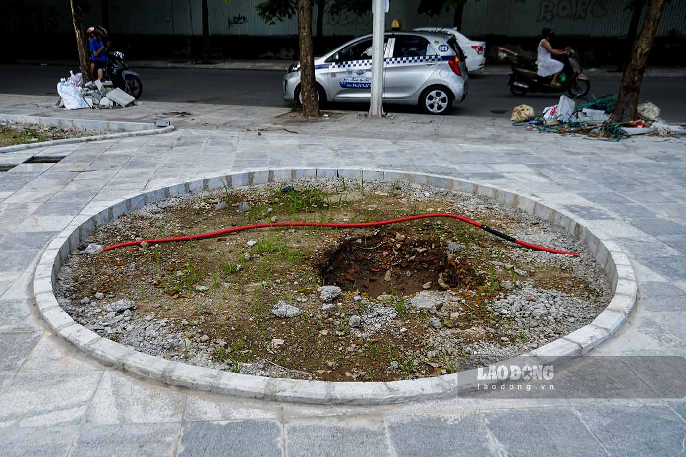 To date, the paving of the flower garden's road surface has been basically completed. Additionally, the flower garden also has outdoor sports equipment like other flower gardens in the district such as standing waist twisters, back and abdominal trainers... serving the residents.