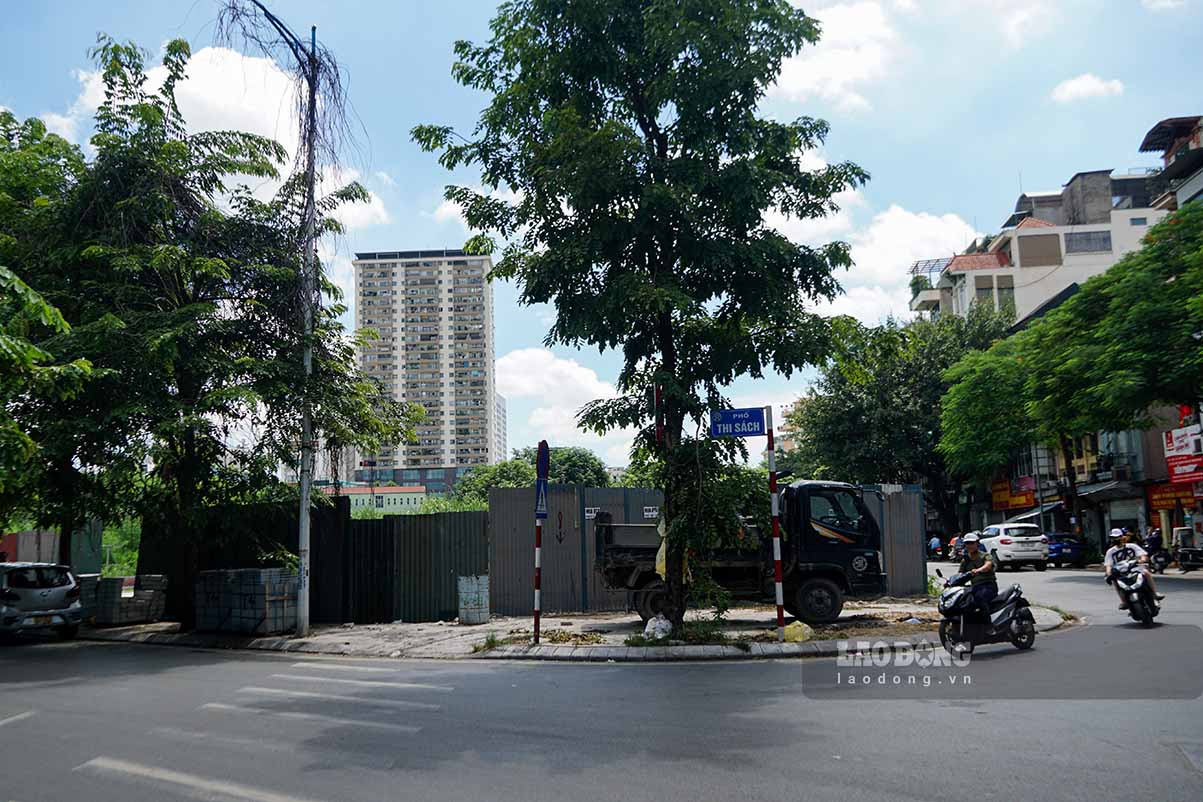 Residents living in Pham Dinh Ho ward (Hai Ba Trung district, Hanoi) said that since early April 2024, the long-fenced project located in the 'golden land' area with four frontages including Lo Duc, Thi Sach, Hoa Ma, Nguyen Cong Tru has been partially dismantled to implement the green park project.