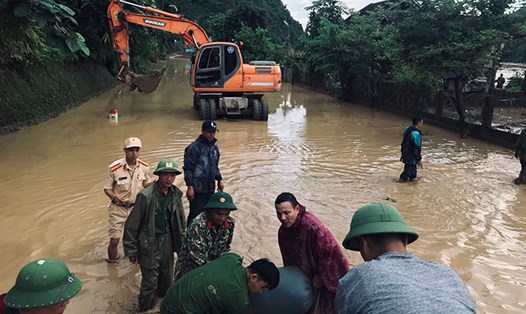 Các lực lượng tham gia hỗ trợ người dân ở nơi có nguy cơ sạt lở, sau mưa bão ở Điện Biên. Ảnh: Cục CSGT