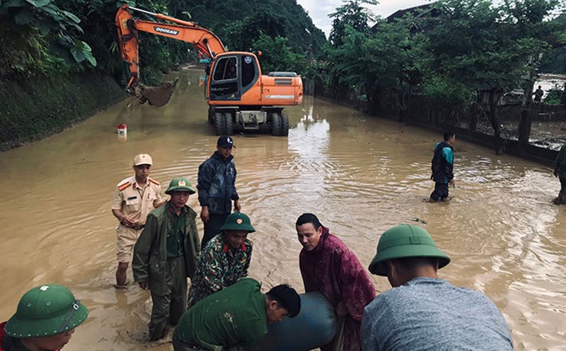 Các lực lượng tham gia hỗ trợ người dân ở nơi có nguy cơ sạt lở, sau mưa bão ở Điện Biên. Ảnh: Cục CSGT
