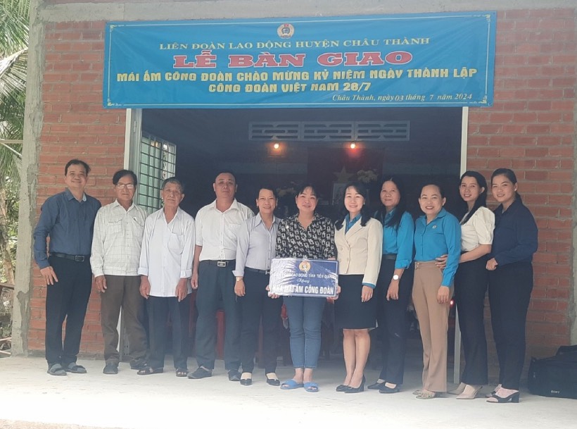 The Chau Thanh District Labor Federation presented a Trade Union Shelter to Ms. Pham Thi Thuy Kieu on July 3, 2024. Photo: Thanh Nhan