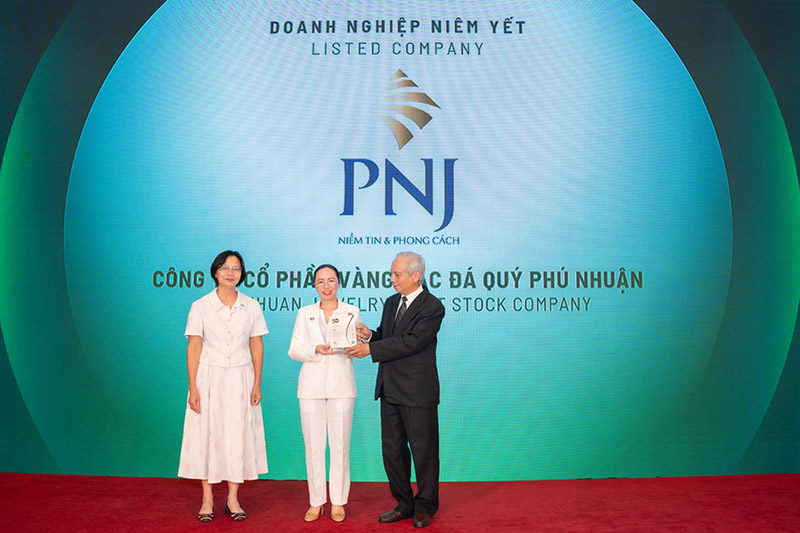 Bà Trần Phương Ngọc Thảo, Phó chủ tịch HĐQT kiêm Chủ tịch Ủy ban ESG PNJ đại diện doanh nghiệp nhận giải thưởng. Ảnh: Kế Châu 